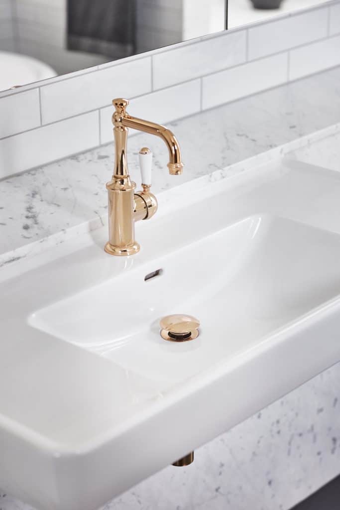 A sink with a faucet

Description automatically generated